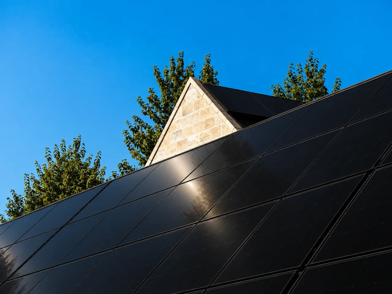 KI-Visualisierung eines Daches mit schwarzen Bauer-Solar-Modulen